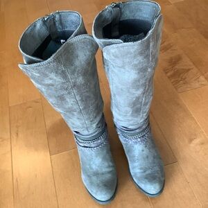 Knee high boots
Darker gray suede like